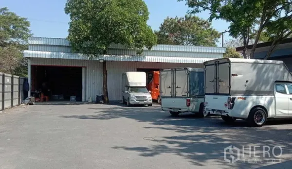 货栈 出租在Khlong Sam Wa, Bangkok - 仓库正面配宽阔车道与厢式货车停放，转弯与装卸空间充裕。