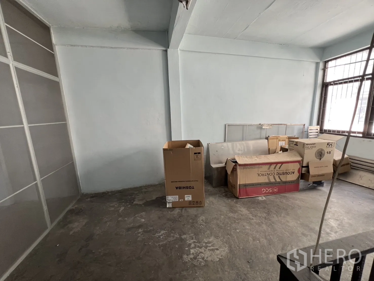 อาคารพาณิชย์ ให้เช่าหรือขาย - ห้องกึ่งตกแต่ง พื้นคอนกรีต มีกล่องของและหน้าต่างเหล็กดัด