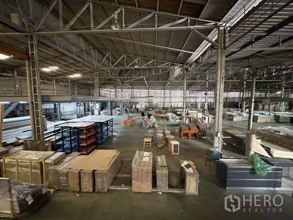 คลังสินค้า ให้เช่าในYan Nawa, Bangkok - ฮอลล์อุตสาหกรรมเพดานสูง มีสกายไลท์และจุดทำงานหลายจุด