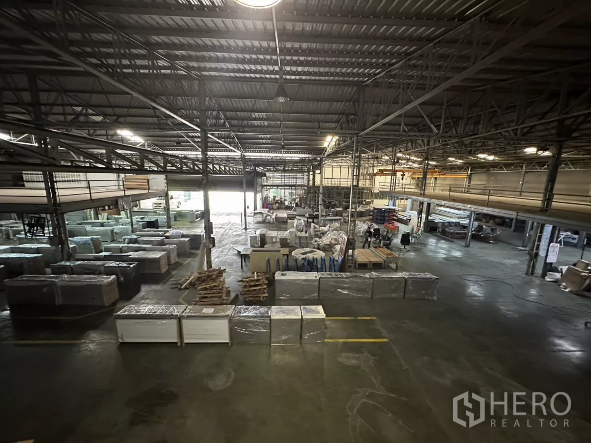 คลังสินค้า ให้เช่าในYan Nawa, Bangkok - มุมสูงพื้นหลักมีสินค้าบนพาเลทและช่องโหลดสว่าง