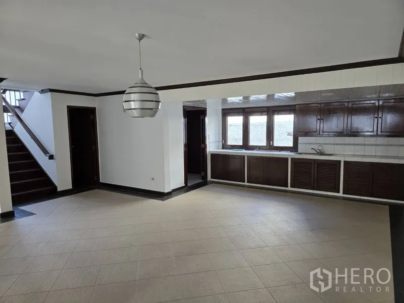 บ้าน ให้เช่าในWatthana, Bangkok - พื้นที่นั่งเล่น–รับประทานอาหารเชื่อมครัวบิวท์อินตู้ยาวและหน้าต่าง