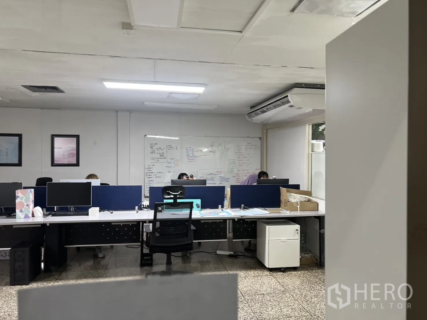 พื้นที่ขายปลีก ให้เช่าในKhlong Toei, Bangkok - โซนสำนักงานสมัยใหม่ โต๊ะทำงานยาว คอมพิวเตอร์ และแอร์