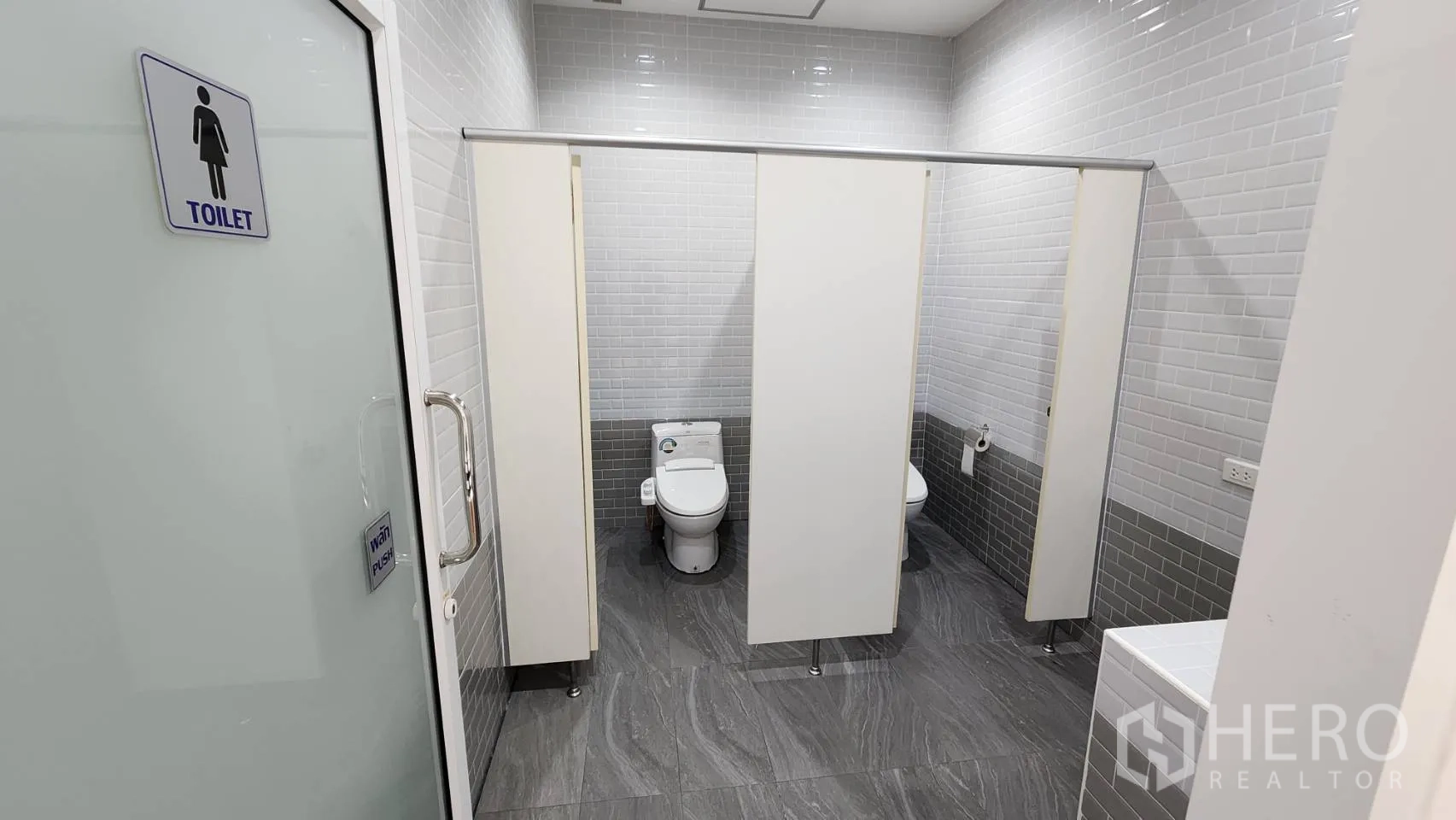 Factory for sale in Bang Bo, Samut Prakan - Concrete yard with covered parking and wide circulation space.