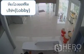 货栈 出租在Mueang Pathum Thani, Pathum Thani - 现代化办公室大堂，白色前台与座椅。