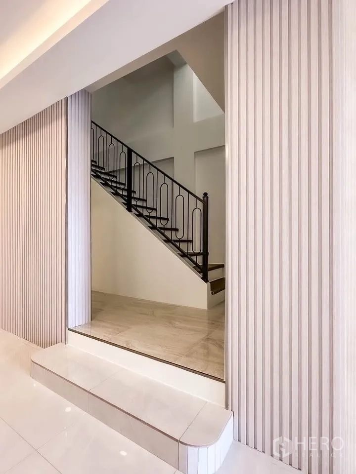 联排别墅 for sale in Wang Thonglang, Bangkok - 台阶旁的竖向格栅装饰墙面。