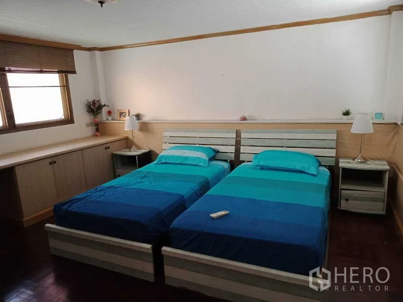 ทาวน์เฮาส์ ให้เช่าในKhlong Toei, Bangkok - ห้องนอนเตียงเดี่ยวสองเตียงพร้อมตู้บิวต์อิน