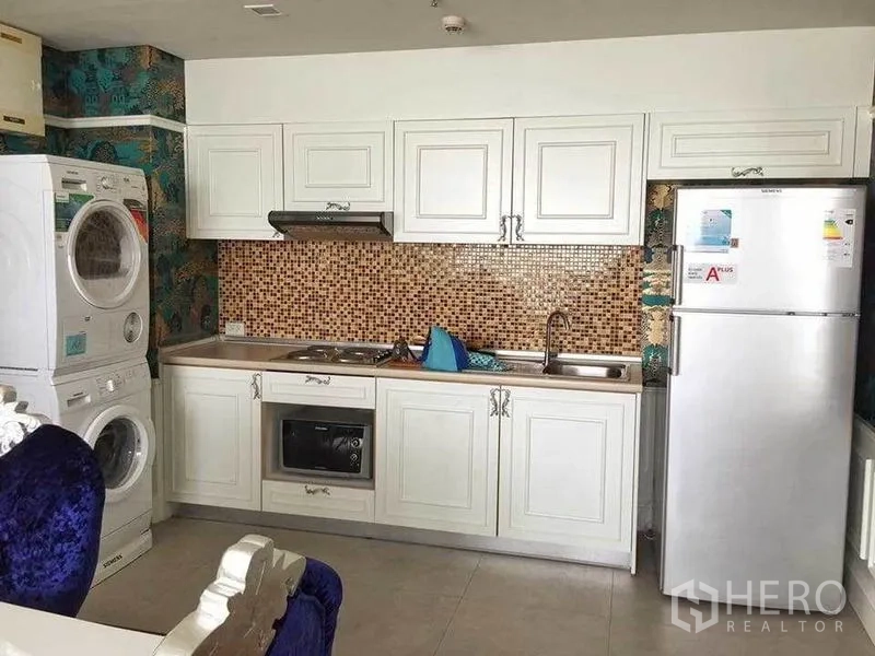 คอนโด ให้เช่าในWatthana, Bangkok - ครัวครบชุดตู้สีขาว ตู้เย็น และเตาไฟฟ้า