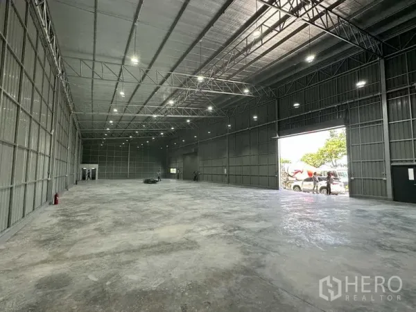 คลังสินค้า ให้เช่าในPak Kret, Nonthaburi - ฮอลล์โกดังแบบโอเพ่น มีประตูม้วนขนาดใหญ่ ไฟ LED สว่าง และทางรถบรรทุกเข้าออกสะดวก