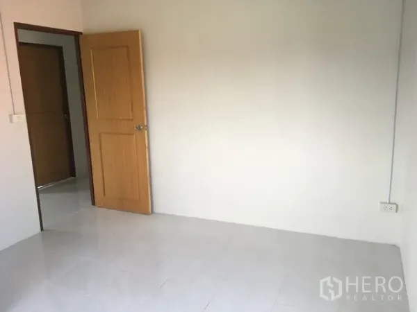 คลังสินค้า ให้เช่าในLam Luk Ka, Pathum Thani - ห้องออฟฟิศภายในโกดัง ผนังสีขาว พื้นกระเบื้อง และประตูไม้.