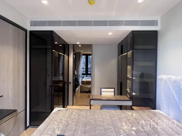 คอนโด ให้เช่าในKhlong Toei, Bangkok - ห้องนอนกว้าง พร้อมตู้บิลท์อิน พื้นที่ทำงาน และระบบแอร์ซ่อนฝ้า