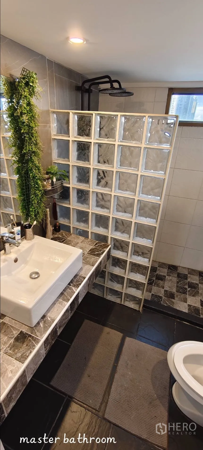 คอนโด for rent in Watthana, Bangkok - ห้องน้ำมาสเตอร์มีโซนฝักบัวกั้นบล็อกแก้วและเคาน์เตอร์หินอ่างล้างหน้า