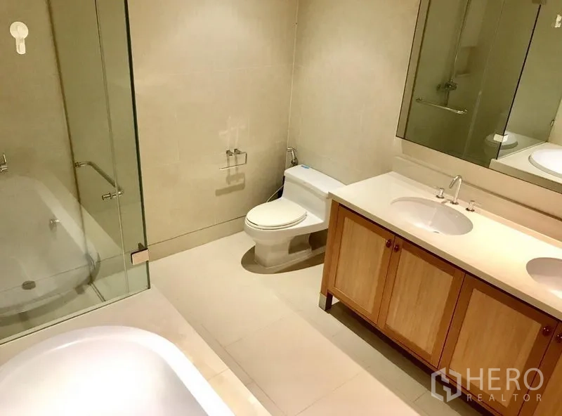 คอนโด ให้เช่าในKhlong Toei, Bangkok - ห้องน้ำกว้างพร้อมอ่างอาบน้ำ ตู้อาบน้ำกระจก อ่างล้างหน้าคู่ และกระจกบานใหญ่