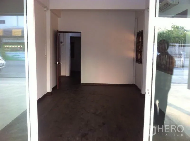 คลังสินค้า ให้เช่าในLam Luk Ka, Pathum Thani - ห้องสำนักงาน/โชว์รูมชั้นล่าง ประตูกระจกและพื้นไม้สีเข้ม