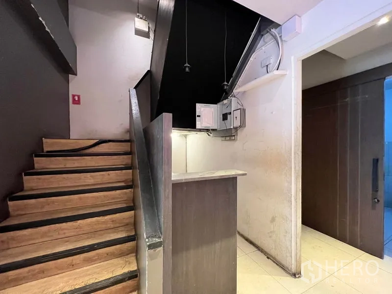 店屋 出租 - 室内楼梯木踏步，旁有小吧台与储物位。