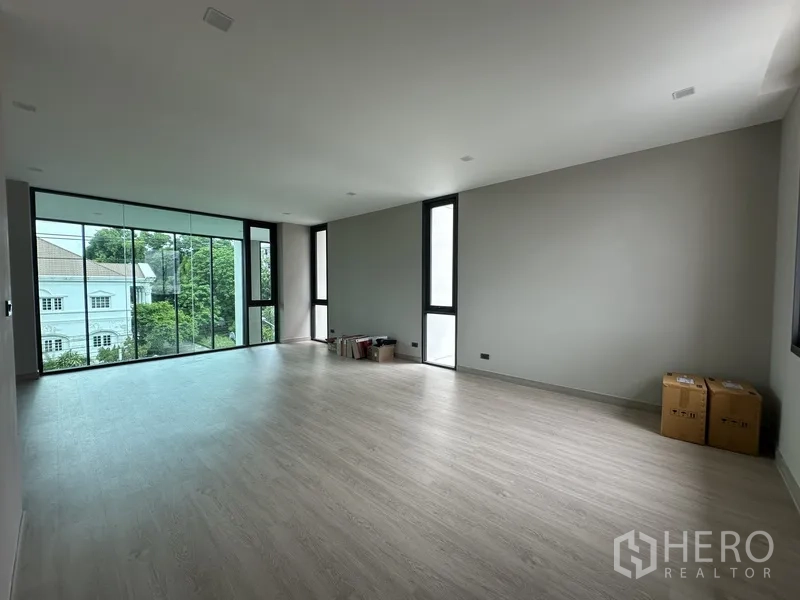 โฮมออฟฟิศ for rent or sale in Suan Luang, Bangkok - ห้องโล่งขนาดใหญ่ หน้าต่างกว้างและพื้นไม้