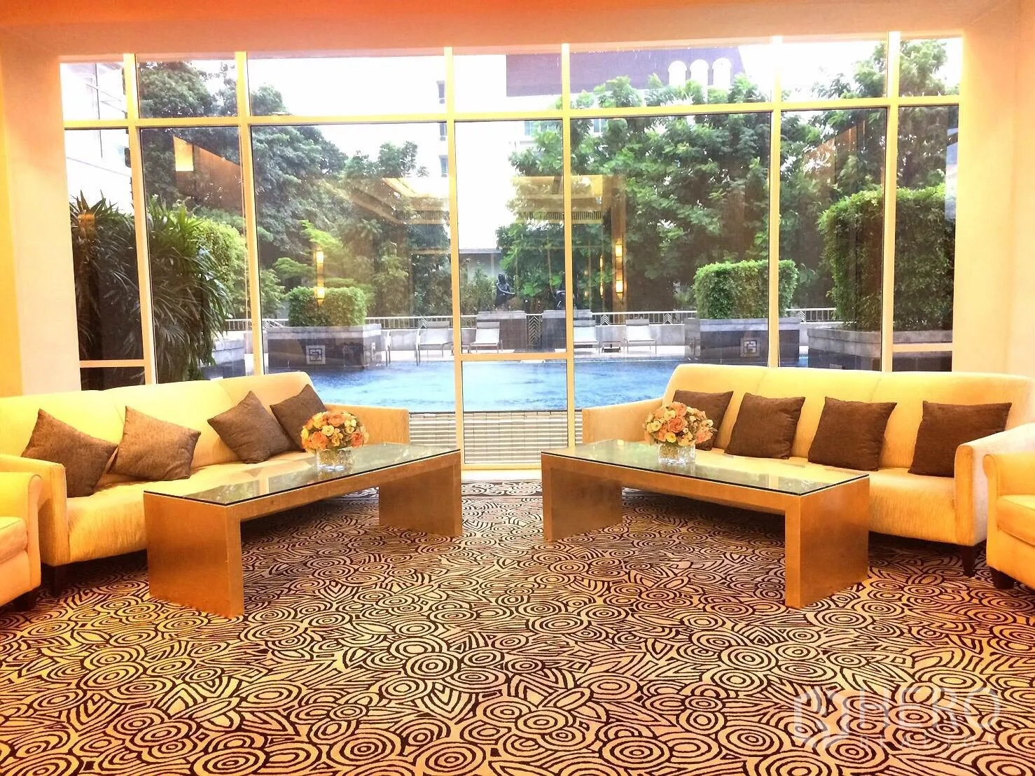 คอนโด ให้เช่าในWatthana, Bangkok - เลานจ์คอนโดพร้อมโซฟาและโต๊ะกระจก มองออกสระว่ายน้ำกลางแจ้งและสวน