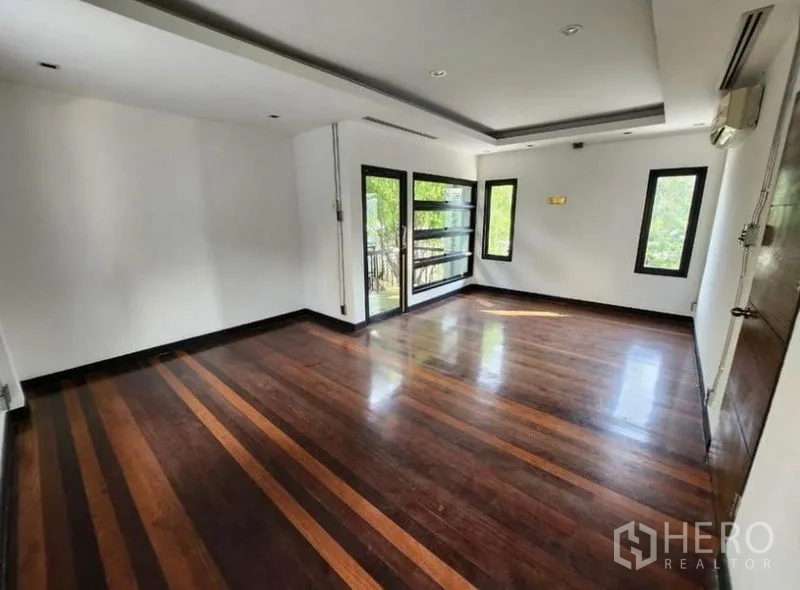 带办公室的家 出租在Lat Phrao, Bangkok - 多窗的大空间，连接阳台，吊顶细节简洁现代。