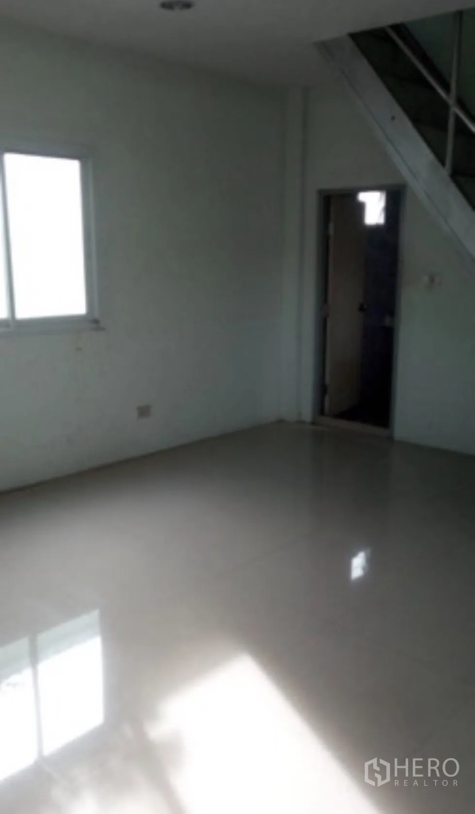 โกดัง for rent in Mueang Nonthaburi, Nonthaburi - ห้องออฟฟิศภายในโกดัง พื้นกระเบื้องสว่าง หน้าต่าง และทางขึ้นบันไดพร้อมประตูภายใน