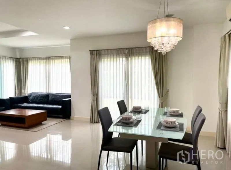 บ้าน ให้เช่าหรือขายในLat Krabang, Bangkok - โซนรับประทานอาหาร โต๊ะกระจก 4 ที่นั่ง โคมไฟแชนเดอเลียร์ ใกล้ประตูหน้าต่างสูง