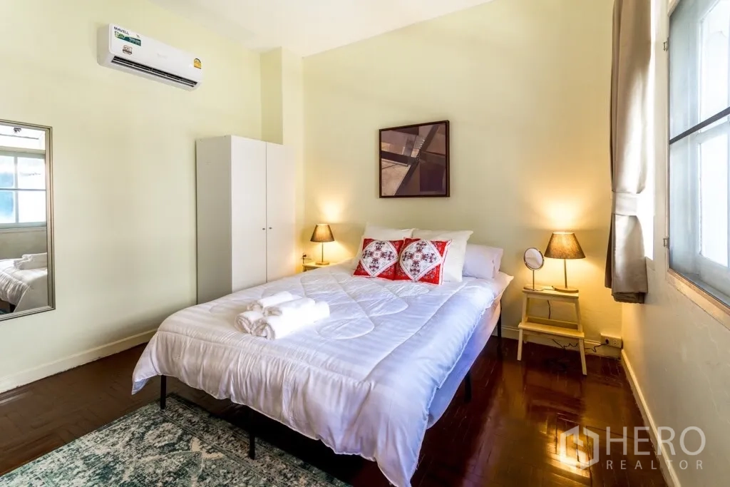 带办公室的家 出租在Suan Luang, Bangkok - 通风卧室，双人床、衣柜、台灯与空调。