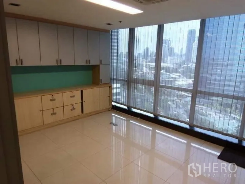 สำนักงาน ให้เช่า - ห้องพร้อมตู้เก็บของยาวเต็มผนังและหน้าต่างสูง ม่านมู่ลี่ วิวเมือง