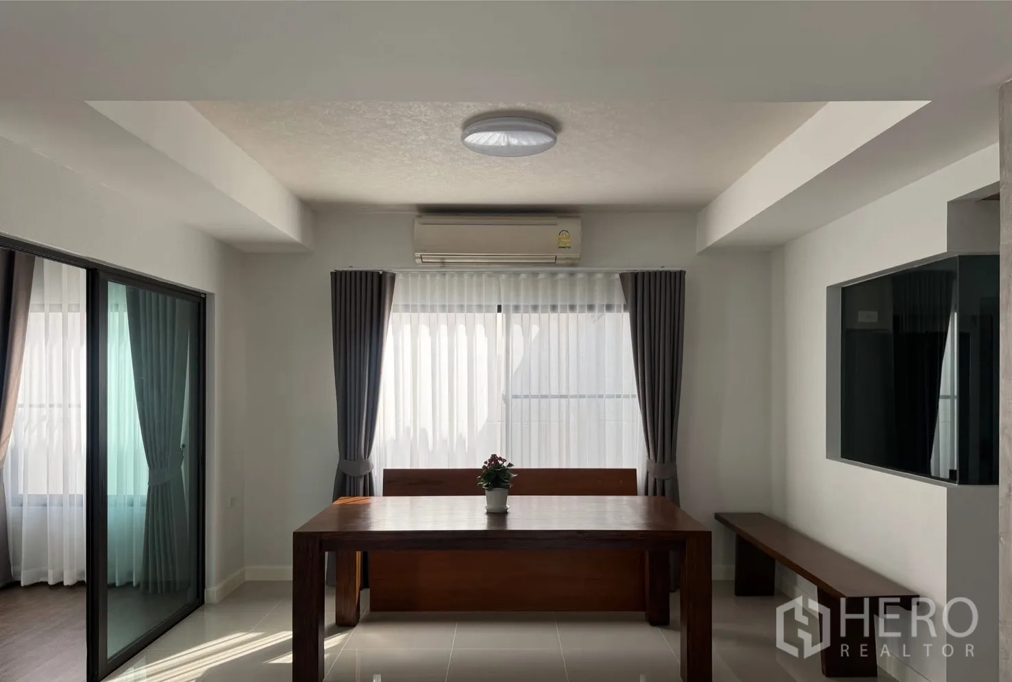 บ้าน for rent in Bang Phli, Samut Prakan - ห้องทานอาหารสว่างด้วยหน้าต่างบานใหญ่ แอร์ และโต๊ะไม้จริง