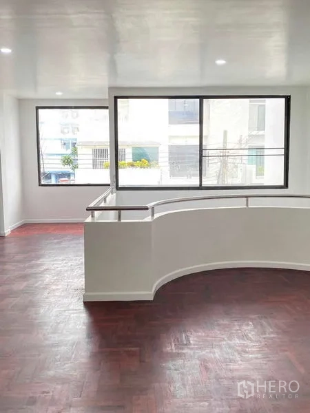 สำนักงานที่บ้าน ให้เช่าหรือขายในSuan Luang, Bangkok - โถงชั้นบนมีผนังโค้งและหน้าต่างบานใหญ่รับแสงธรรมชาติ