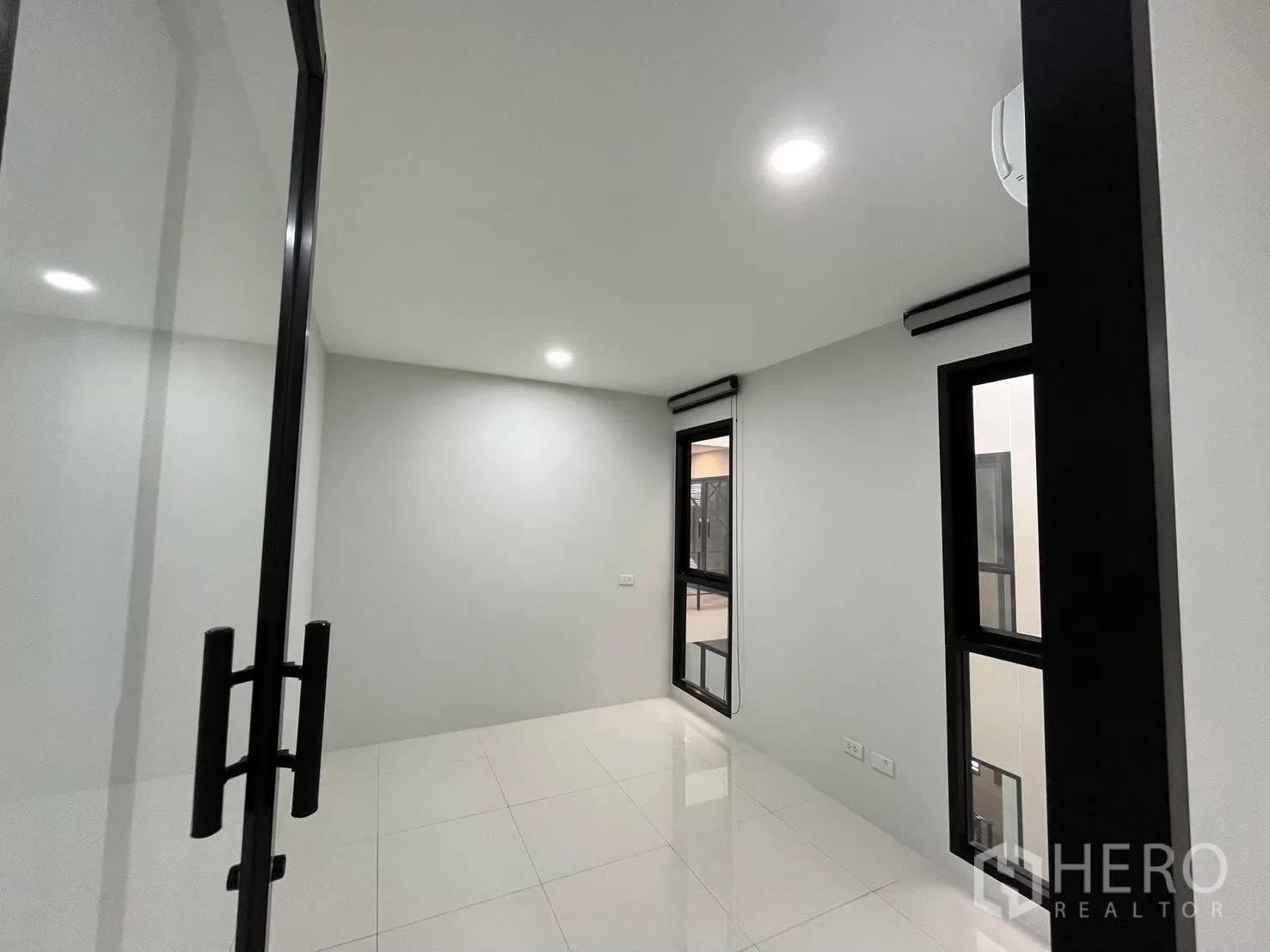 สำนักงาน ให้เช่าในPrawet, Bangkok - ห้องภายในขนาดเล็ก มีหน้าต่างแนวตั้งและไฟสว่าง