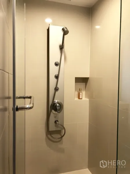 คอนโด ให้เช่าหรือขายในKhlong Toei, Bangkok - ห้องอาบน้ำปูกระเบื้องพร้อมฝักบัวแบบคอลัมน์และฉากกระจก