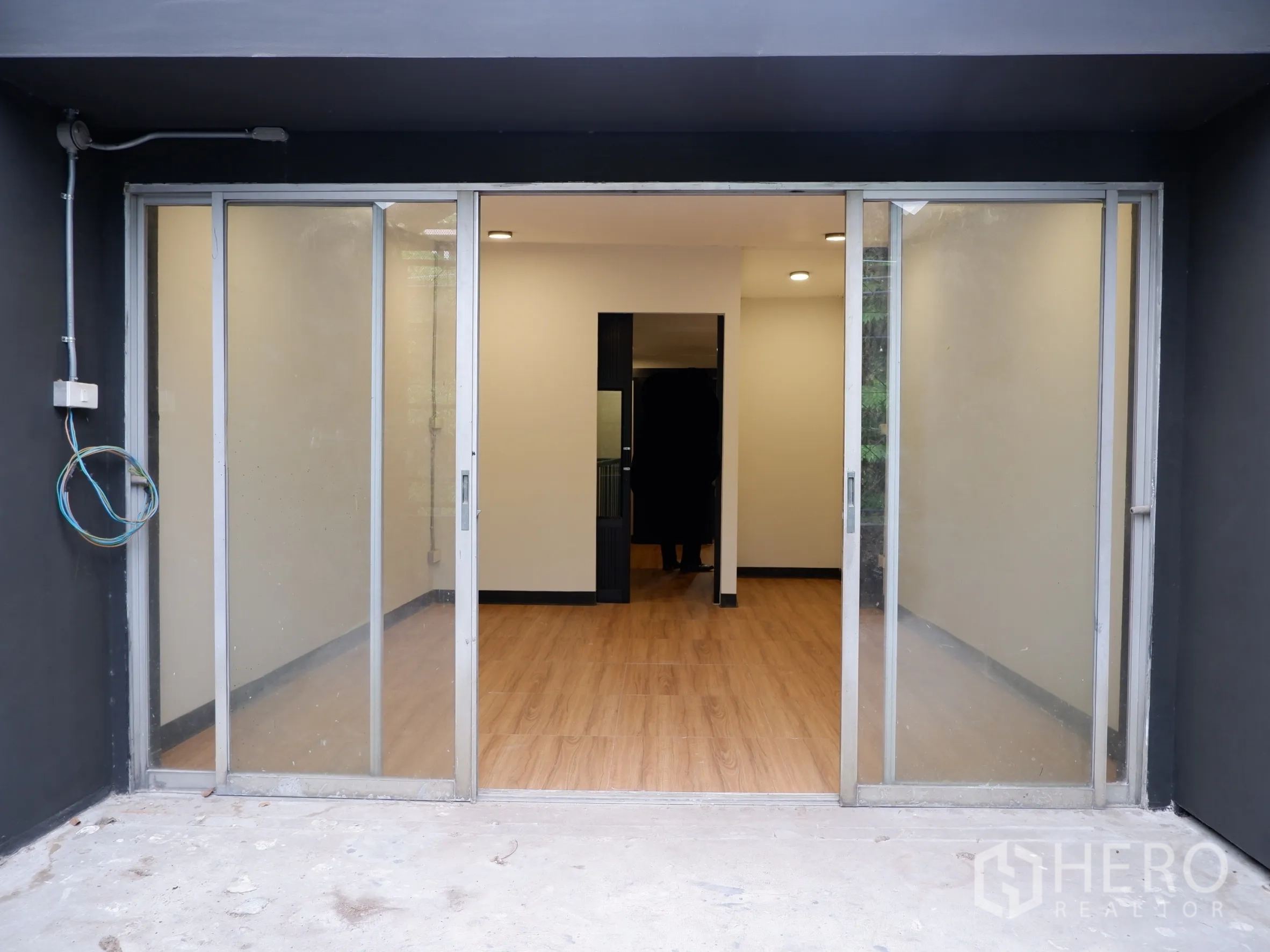 สำนักงานที่บ้าน ขายในBang Rak, Bangkok - ทางเข้า층ล่าง ประตูกระจกบานเลื่อนกว้าง เปิดสู่พื้นที่ทำงานสว่างพื้นไม้