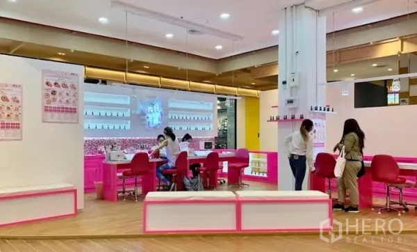 零售空间 出租在Huai Khwang, Bangkok - 开放式粉色主题商铺，设柜台与展示架，灯光明亮，位于商场内