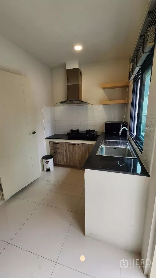 Detached House for rent in Bang Phli, Samut Prakan - Compact kitchen view with cooktop, hood and ample counter space.