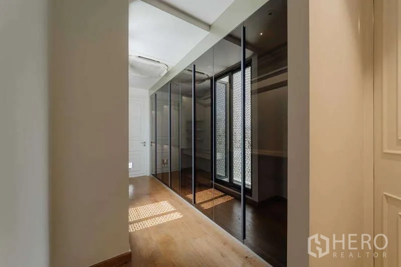 ทาวน์เฮาส์ ให้เช่าหรือขายในWatthana, Bangkok - ทางเดินแต่งตัวยาวพร้อมตู้เงาและแสงธรรมชาติ