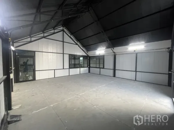 货栈 出租在Bueng Kum, Bangkok - 夹层办公室空间，带窗与隔断，位于斜屋顶下方。