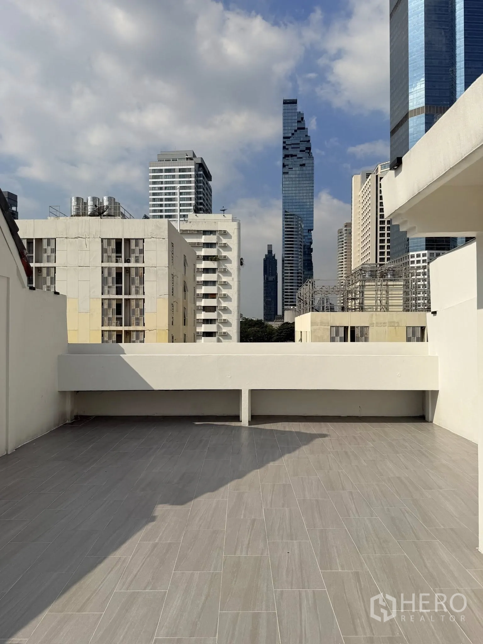 联排别墅 for rent or sale in Yan Nawa, Bangkok - 宽敞的屋顶露台，瓷砖地面与城市天际线景观