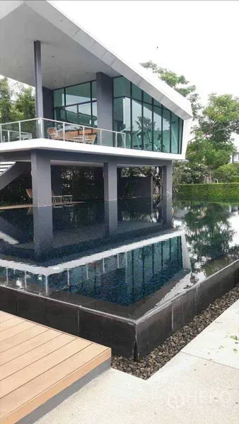 ทาวน์เฮาส์ ให้เช่า - คลับเฮาส์กระจกสมัยใหม่ติดสระว่ายน้ำแบบอินฟินิตี้ล้อมด้วยต้นไม้ร่มรื่น