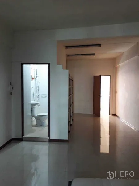 อาคารพาณิชย์ ให้เช่าในSuan Luang, Bangkok - ทางเดินมีห้องน้ำพร้อมฝักบัวและโถสุขภัณฑ์ ข้างชั้นวางของ พื้นกระเบื้องมันเงา