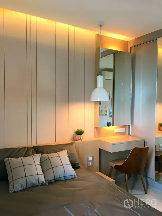 คอนโด ให้เช่าในKhlong Toei, Bangkok - ห้องนอนโทนอบอุ่นพร้อมแสงไฟซ่อน โต๊ะแต่งตัวและกระจก ในคอนโดคลองเตย ใกล้บีทีเอสทองหล่อ