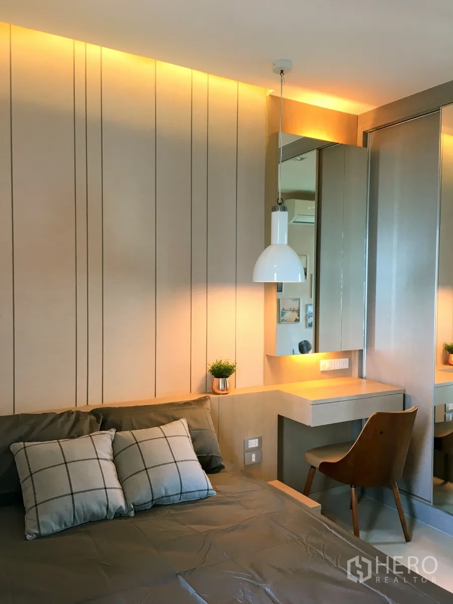 คอนโด ให้เช่าในKhlong Toei, Bangkok - ห้องนอนโทนอบอุ่นพร้อมแสงไฟซ่อน โต๊ะแต่งตัวและกระจก ในคอนโดคลองเตย ใกล้บีทีเอสทองหล่อ