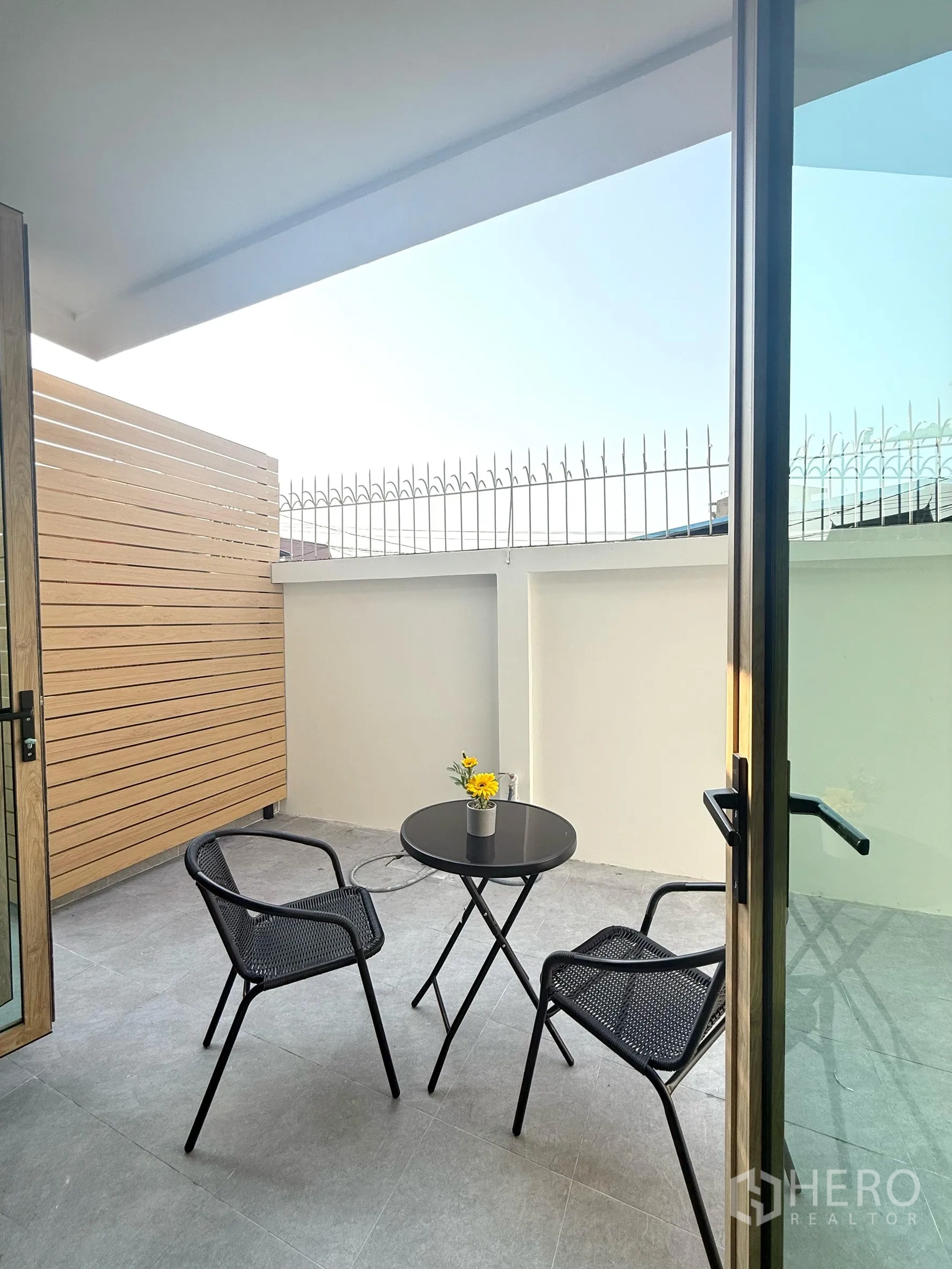 独立式住宅 出售在Suan Luang, Bangkok - 私享露台，设小圆桌与两把椅子，带隐私屏风。