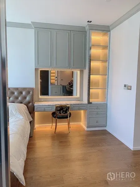 公寓 出售 - 卧室内置梳妆台与灯带展示柜的特写。