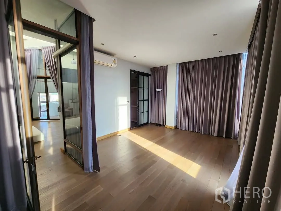 Home Office for rent in Mueang Nonthaburi, Nonthaburi - Sunlit private room with wooden floor and full-length curtains.