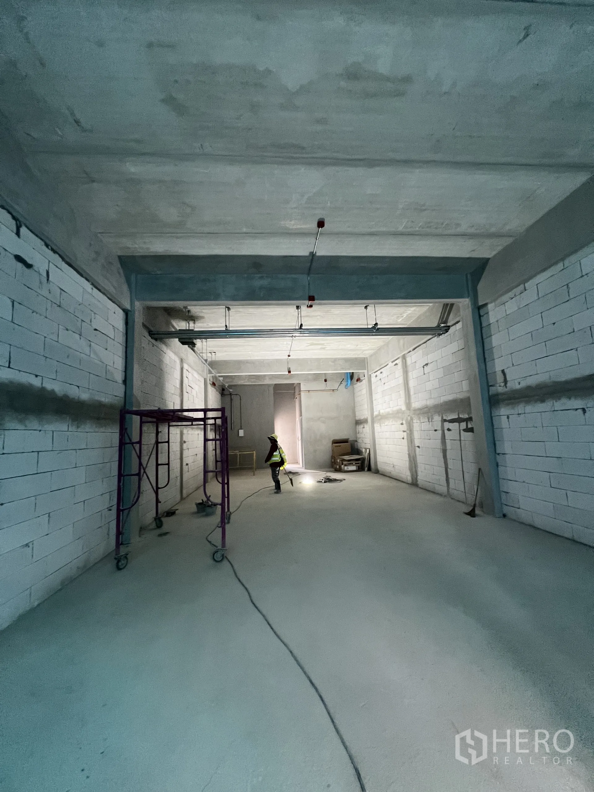 零售空间 出租在Khlong Toei, Bangkok - 开阔的店内空间，朝向后场，地面与墙面未完成。