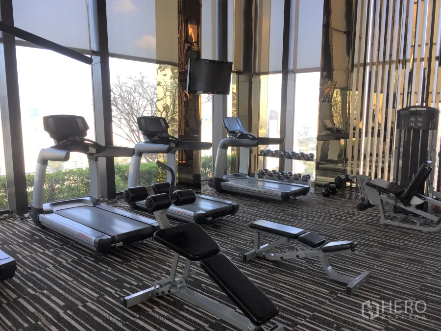 คอนโด ให้เช่าหรือขายในKhlong Toei, Bangkok - ฟิตเนสคอนโดวิวเมือง พร้อมลู่วิ่ง ดัมเบล และม้านั่ง ออกกำลังกายริมหน้าต่างสูง