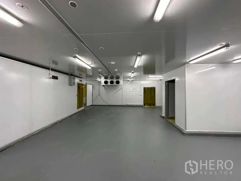 货栈 出租在Khlong Luang, Pathum Thani - 无菌生产室，灰色环氧地坪、冷风机与软帘门。