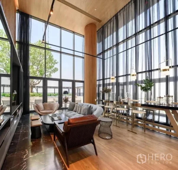 คอนโด ให้เช่าในKhlong Toei, Bangkok - เลานจ์ส่วนกลางเพดานสูง โปร่งด้วยกระจกเต็มบาน มีโซฟาและโต๊ะทำงาน