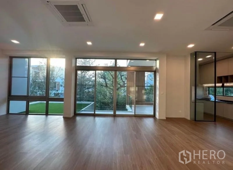 Detached House for rent - Open-plan living and dining area with wide sliding doors to terrace and lawn.