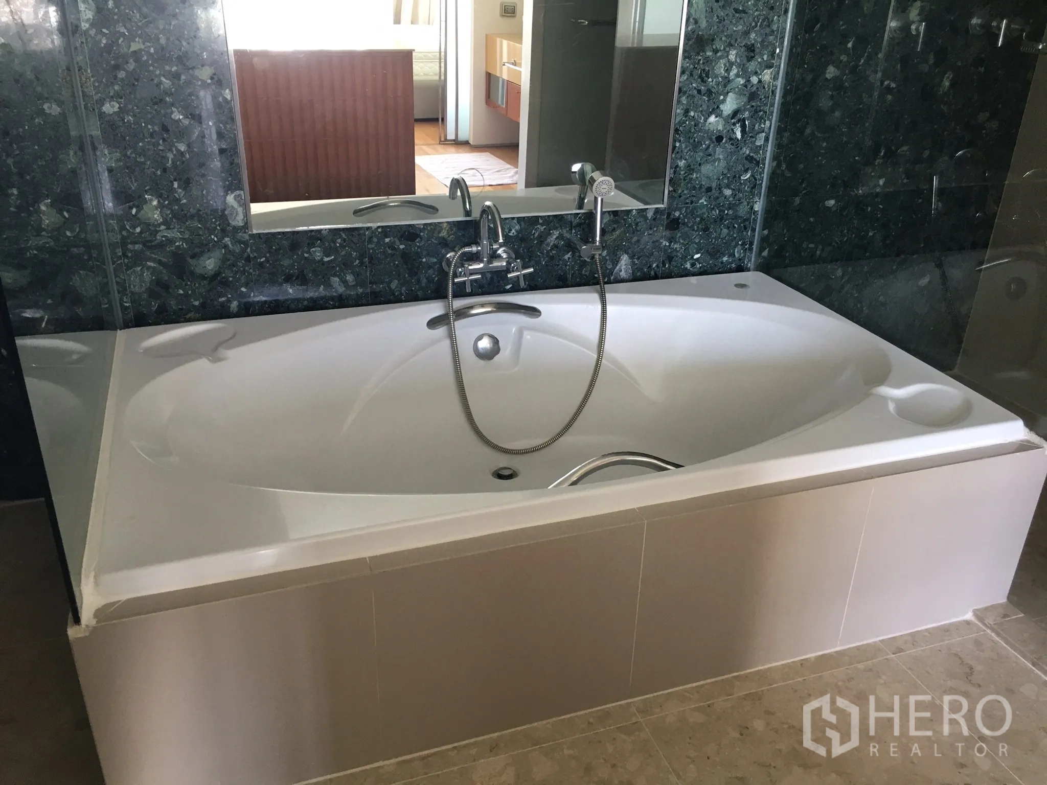 คอนโด ให้เช่าในKhlong Toei, Bangkok - อ่างอาบน้ำใบใหญ่ติดผนังหินอ่อนสีเข้ม