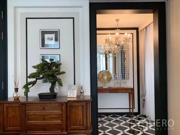 คอนโด ให้เช่าในKhlong Toei, Bangkok - โถงทางเข้าพร้อมตู้ไม้และบอนไซ เชื่อมสู่ฟอยเย่ที่มีโคมระย้าและพื้นตารางขาวดำ