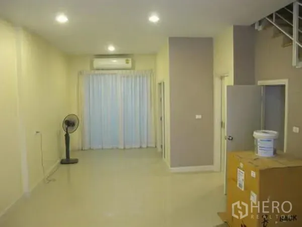 ทาวน์เฮาส์ ให้เช่าหรือขายในWang Thonglang, Bangkok - ห้องนั่งเล่นสว่าง พื้นกระเบื้องแกรนิตโต้ ไฟดาวน์ไลท์ แอร์และผ้าม่านทึบยาวจรดพื้น